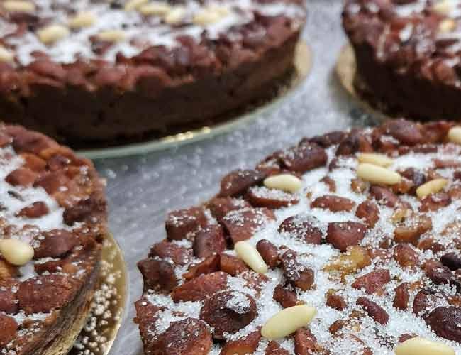 Torte con pinoli e zucchero, dall'aspetto rustico e invitante.